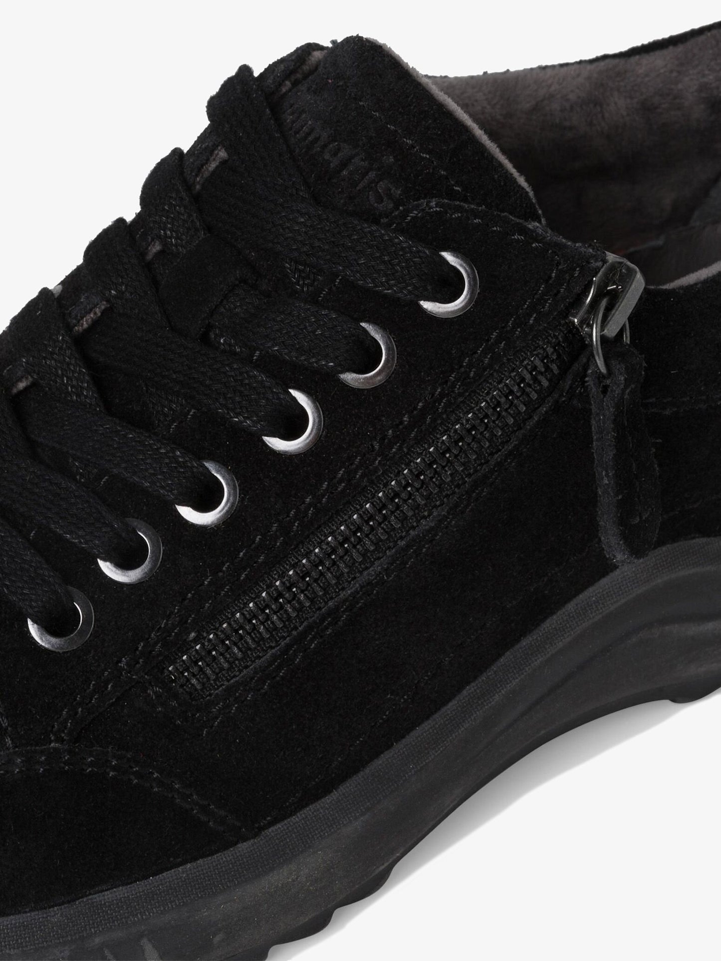 Sort sneaker fra Tamaris med snørebånd og lynlåsdetalje på siden.