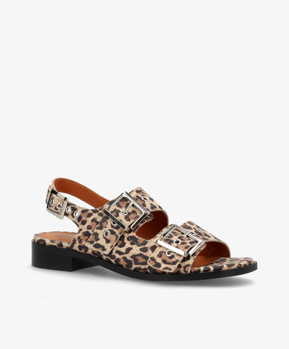 Leopardmønstrede sandaler med to sølvspænder og en lav sort hæl.