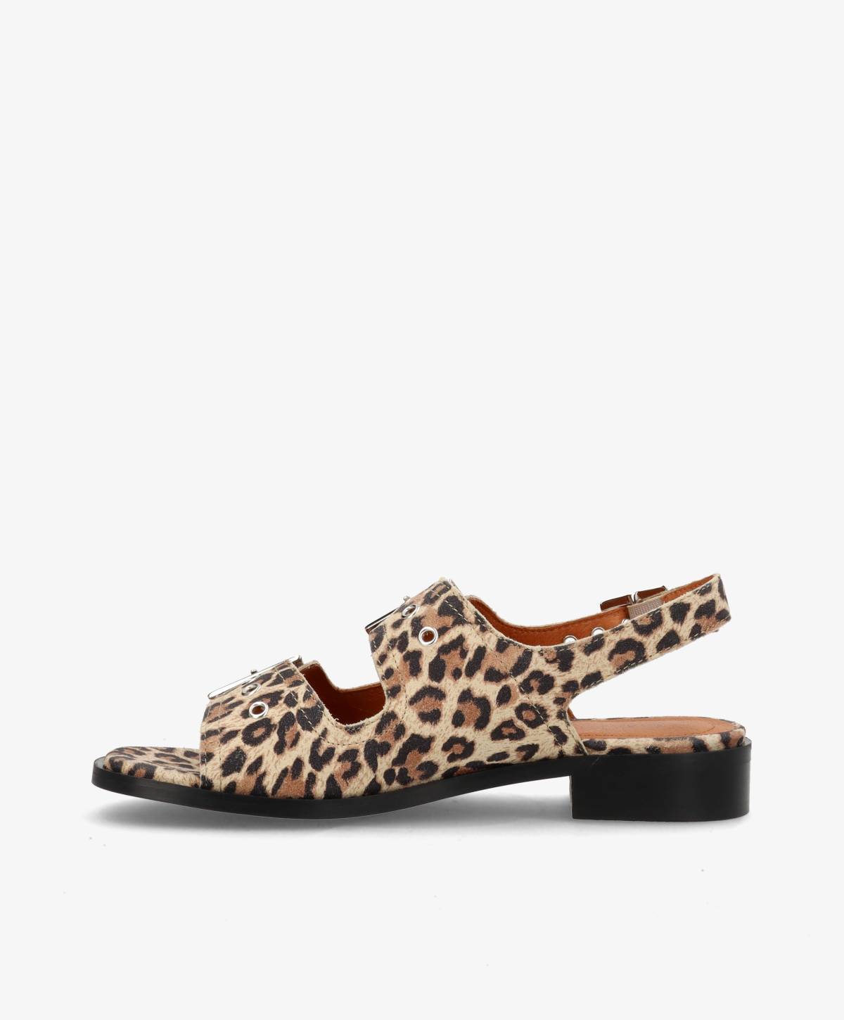 Leopardmønstret sandal med åben tå og lav hæl, set fra siden.