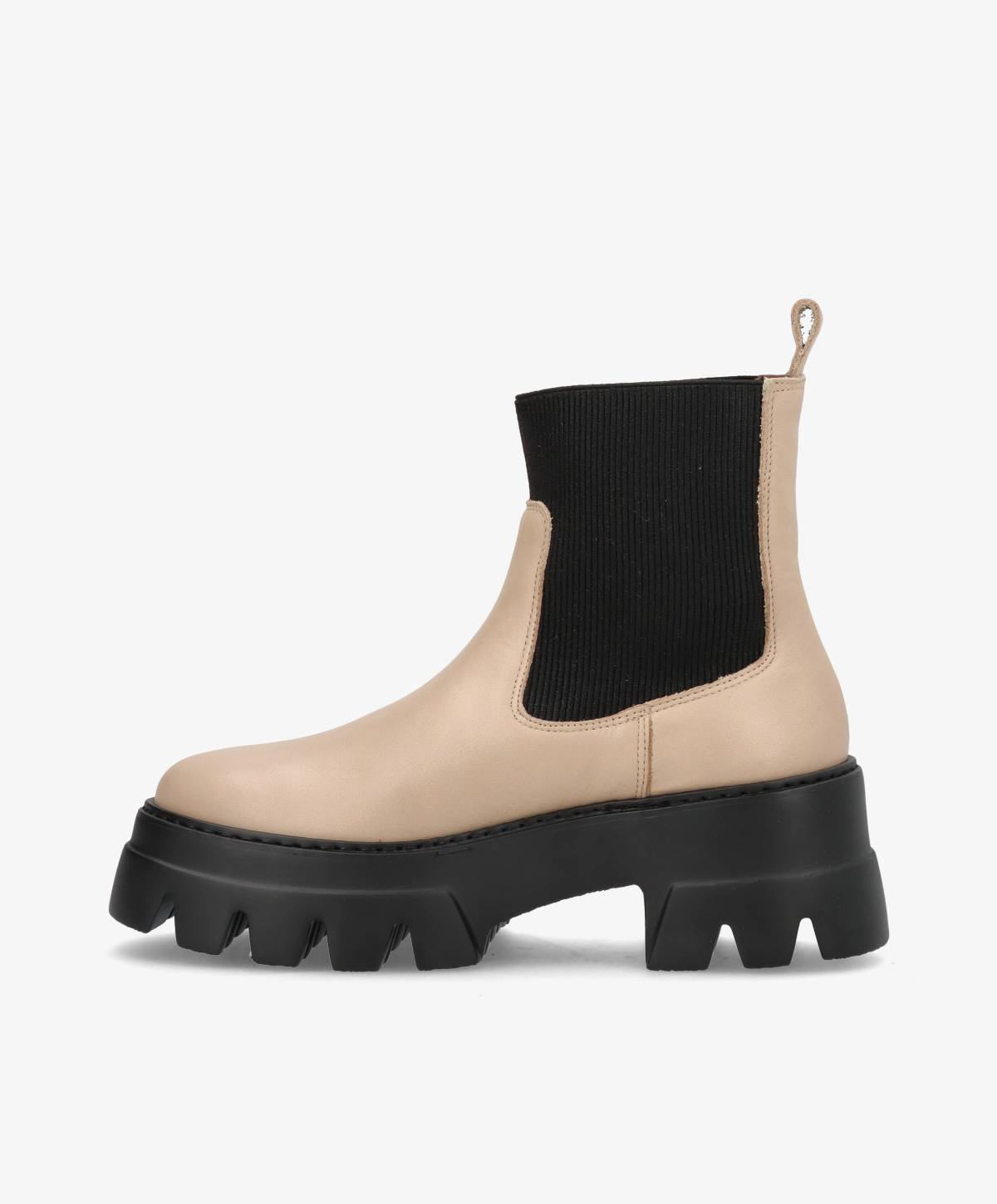 Beige ankelstøvle med sort elastisk sidepanel og tyk sort sål.
