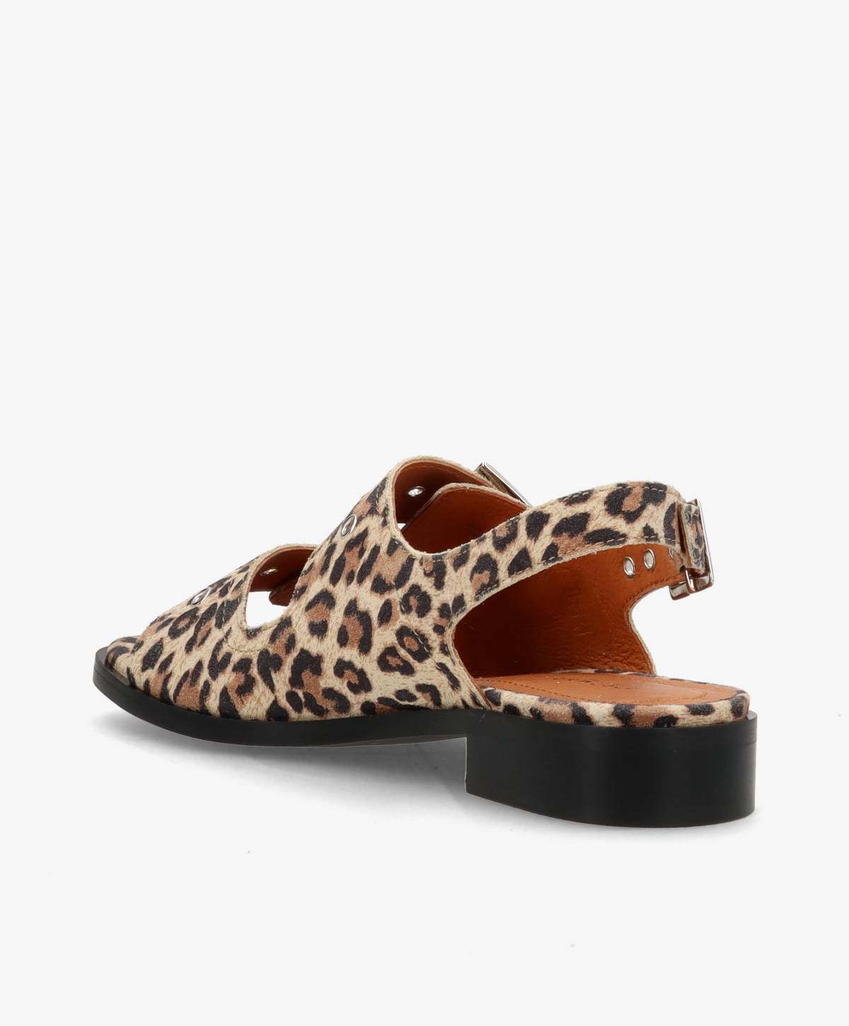 Leopardmønstret sandal med åben tå og lav hæl, set fra siden.