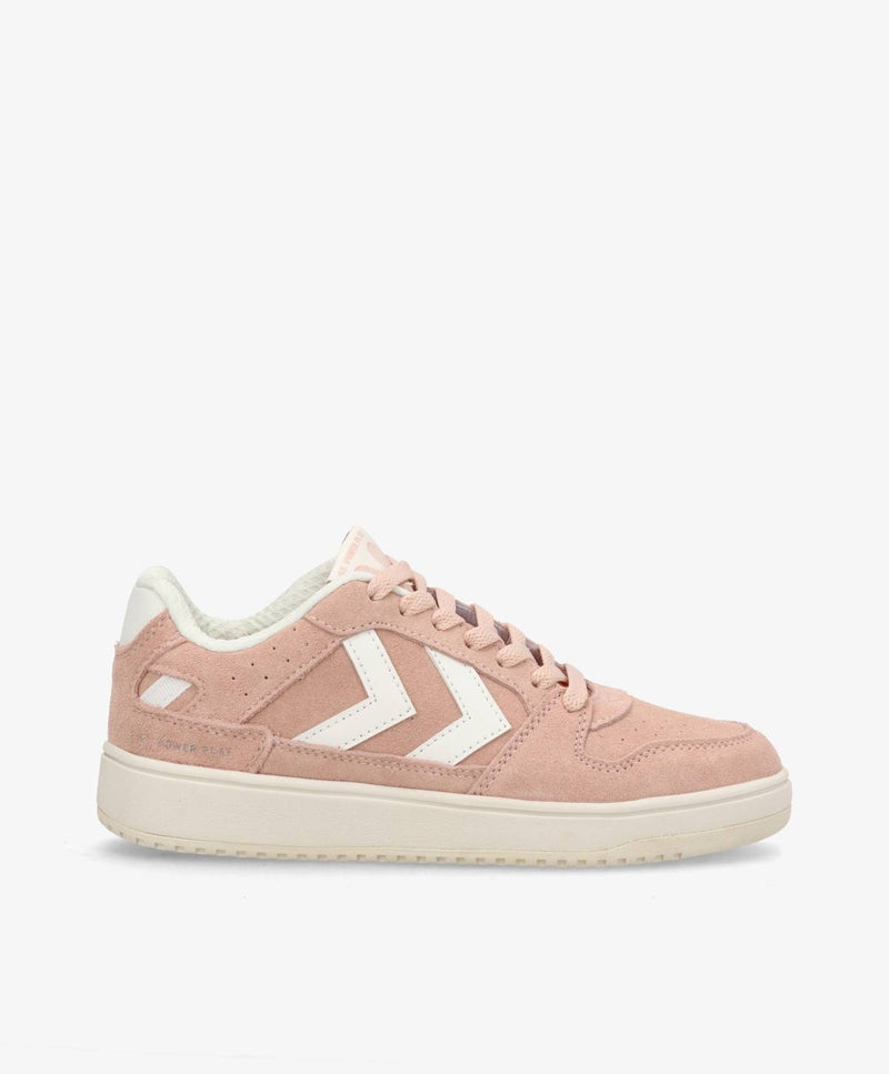 Lyserød sneaker med hvid sål og hvide detaljer, set fra siden.