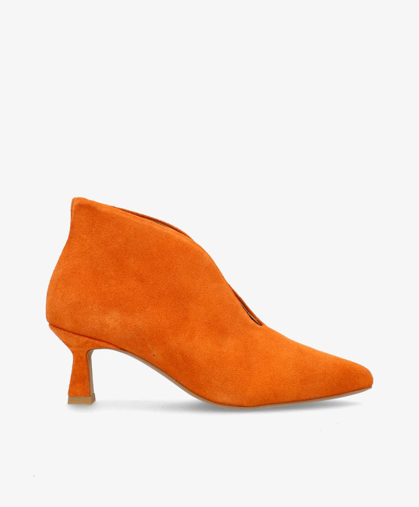 Orange ruskindspumps fra Shoedesign Copenhagen med spids snude og kantet hæl.