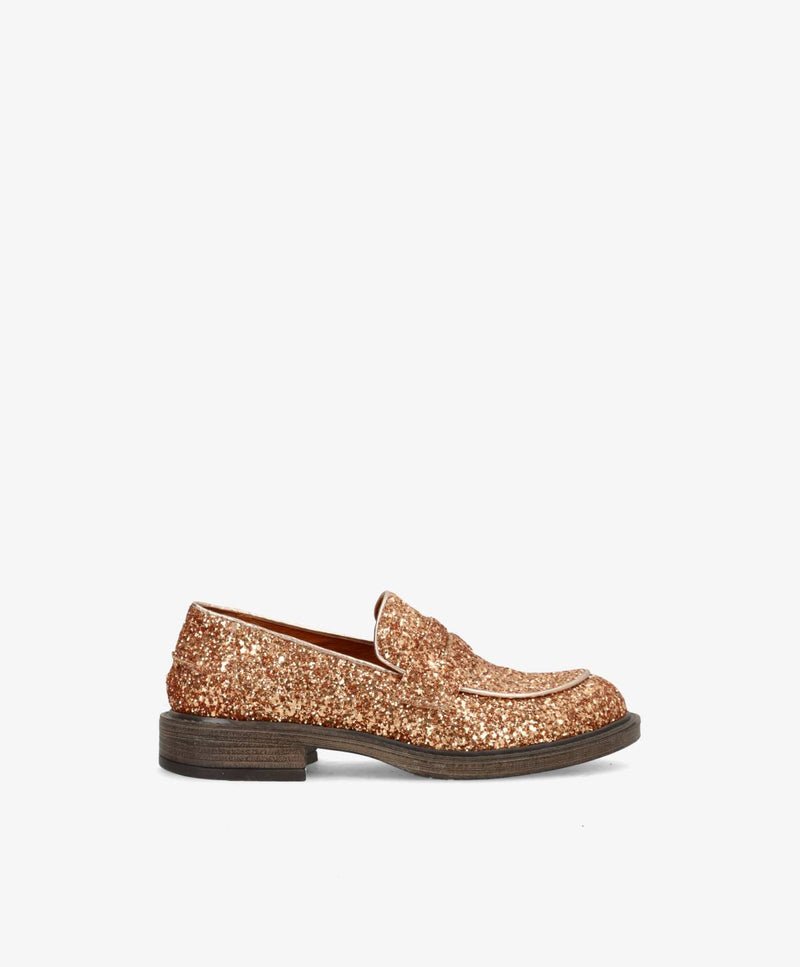 Brun loafer sko med glitrende overflade og sort sål på hvid baggrund.