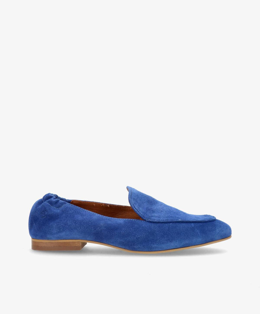 Blå ruskindsloafers fra Shoedesign Copenhagen med spids snude og elastik ved anklen.