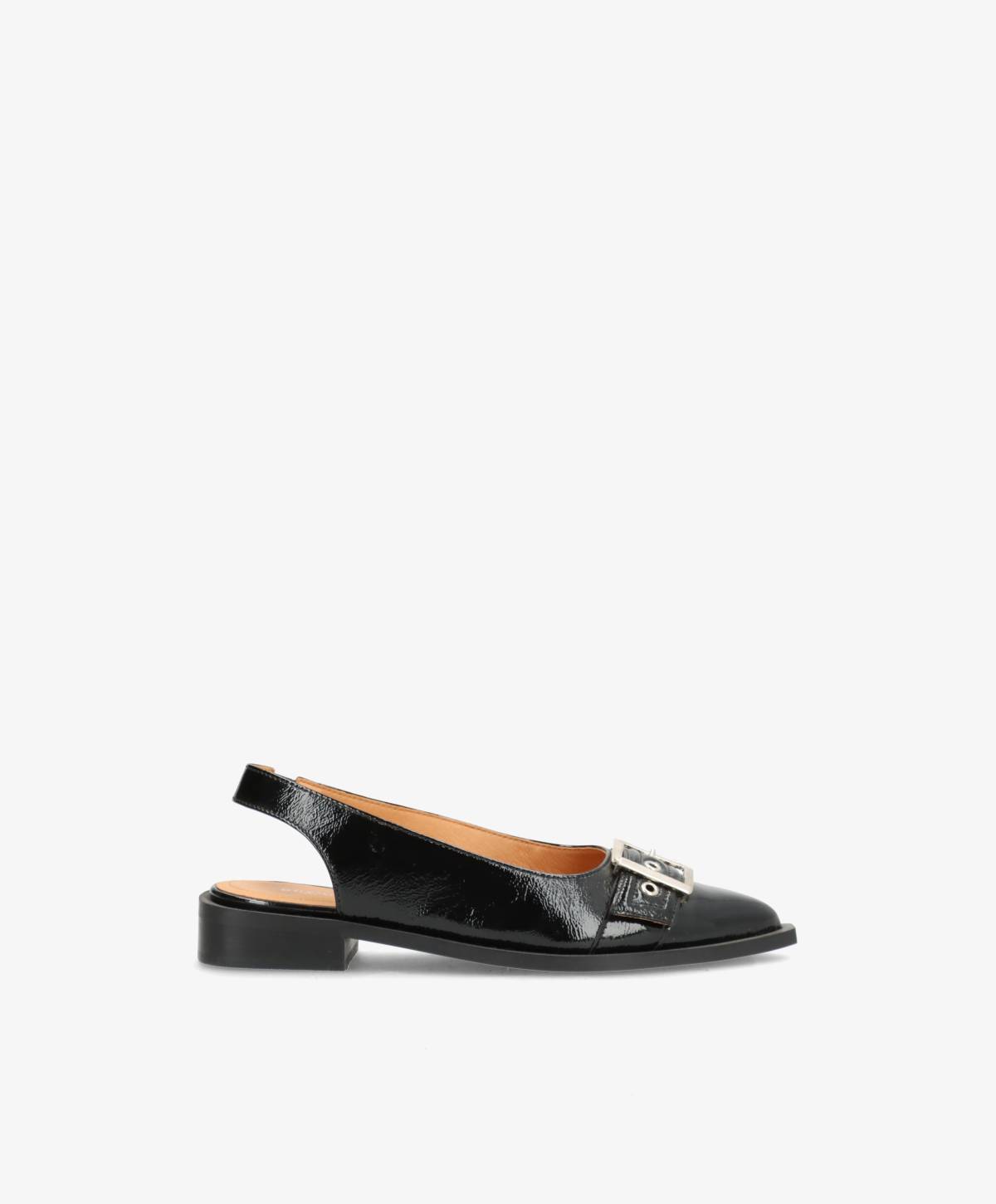 Sort læder slingback-sko med en lav hæl og en dekorativ spænde på forsiden, set fra siden mod en hvid baggrund.