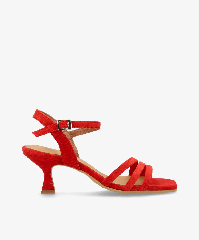 Røde ruskindspumps fra Shoedesign Copenhagen med kantet snude, kort hæl og justerbar ankelrem.