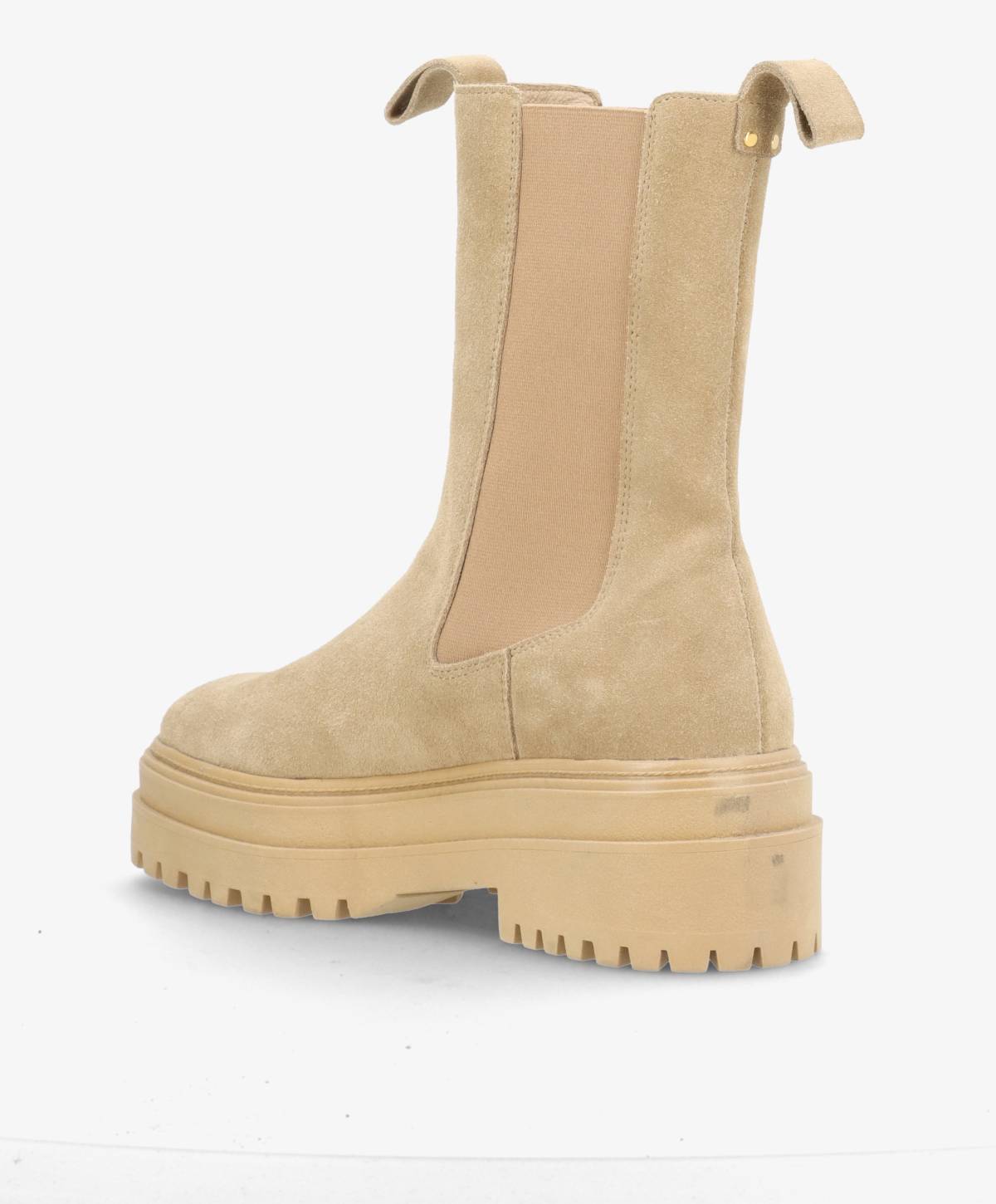 Beige støvle med tyk sål og elastiske sider, set fra siden.