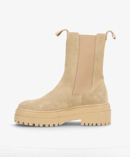 Beige støvle med tyk sål og elastiske sider, designet til både stil og komfort.