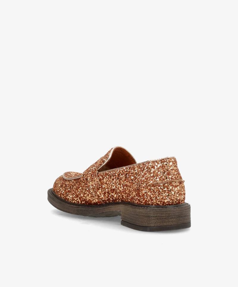 Brun glitrende loafer med lav hæl set bagfra på hvid baggrund.