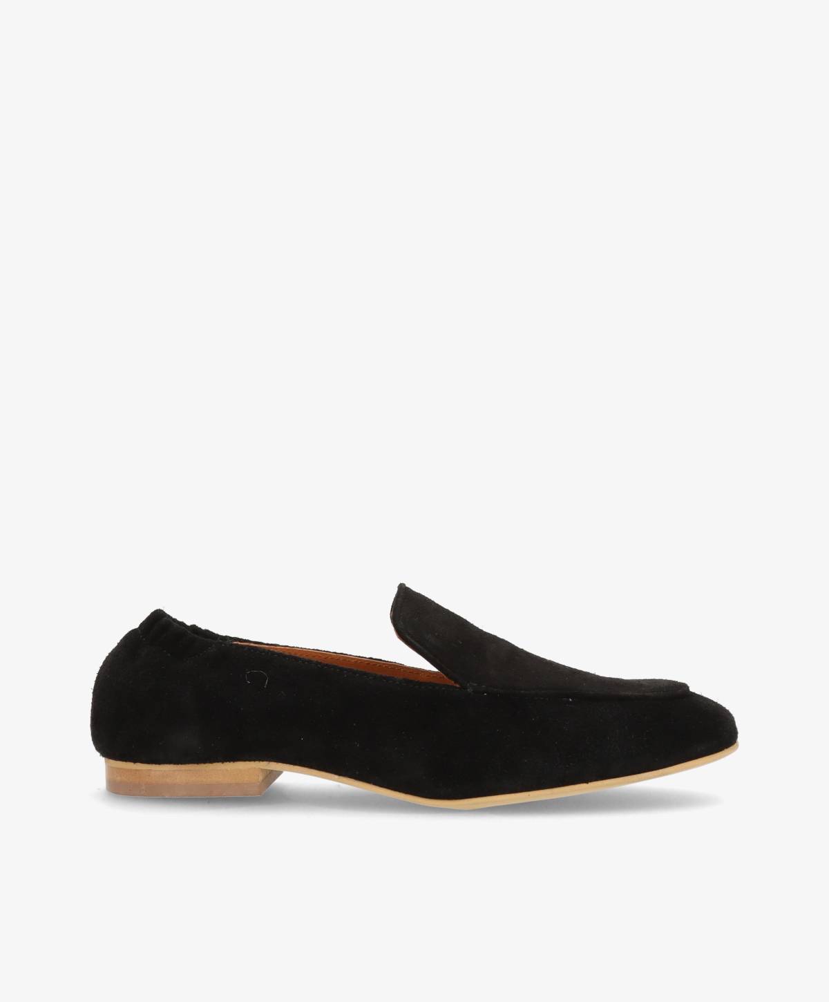 Sorte ruskindsloafers fra Shoedesign Copenhagen med spids snude og elastik ved anklen.