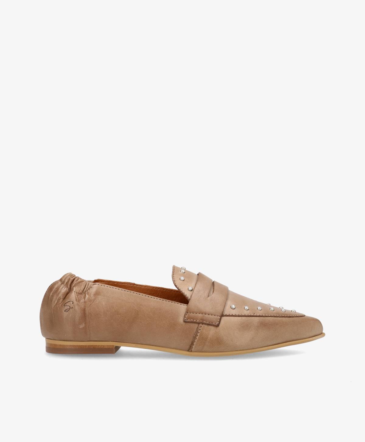 Beige skindloafers fra Shoedesign Copenhagen med nitter og spids snude.