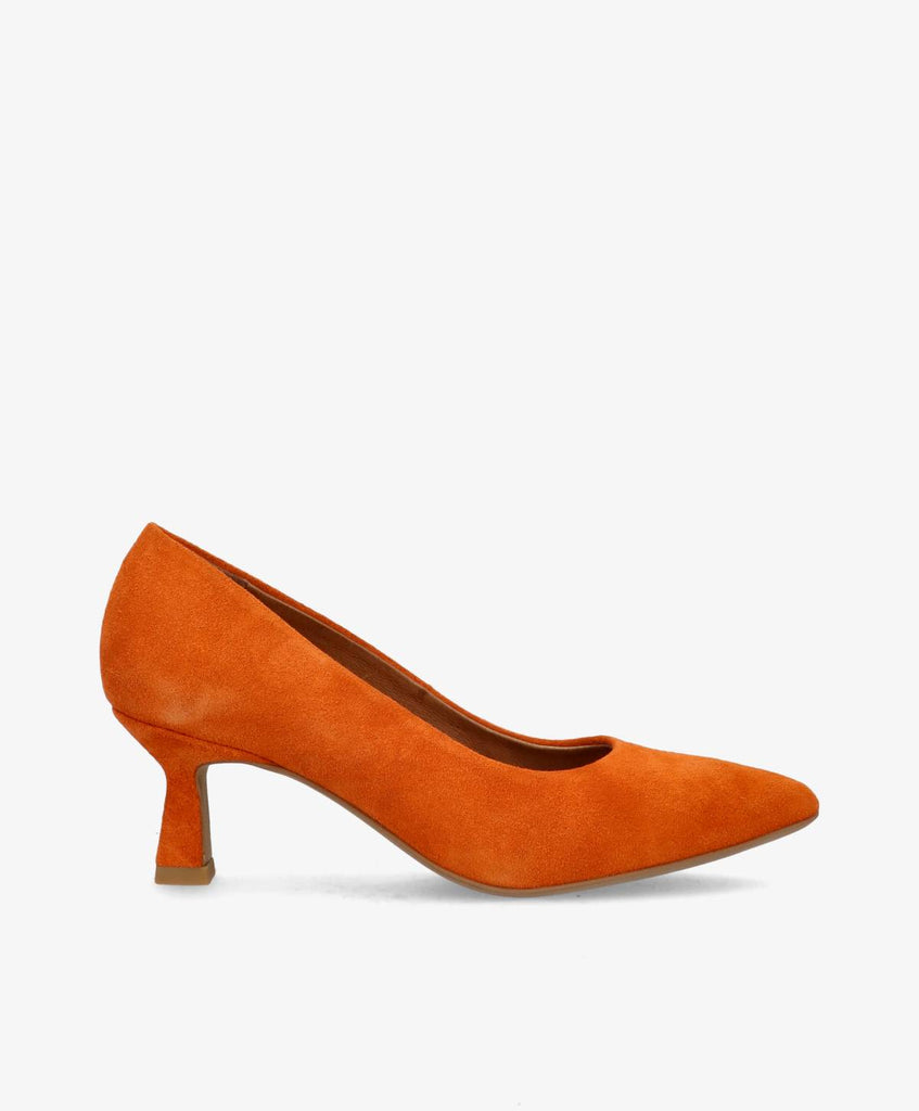 Orange ruskindspumps fra Shoedesign Copenhagen med spids snude og kort, kantet hæl.