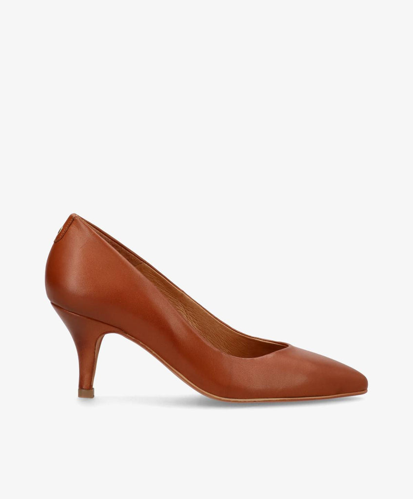 Cognacfarvede skindpumps fra Shoedesign Copenhagen med spids snude og kort hæl.