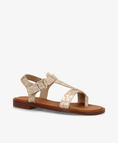 Beige lædersandal med krokodillemønster og justerbar spænde på en brun sål.