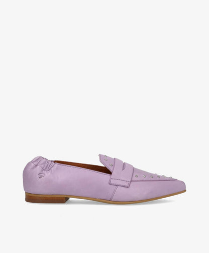 Lilla skindloafers fra Shoedesign Copenhagen med spids snude og nitter.