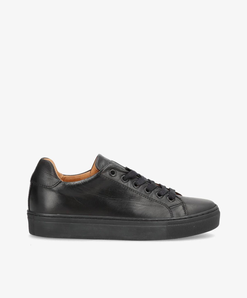 Sorte skindsneakers fra Shoedesign Copenhagen med snørebånd.