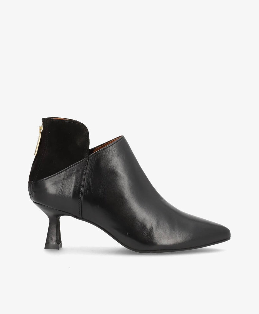 Korte støvletter i sort skind fra Shoedesign Copenhagen. Støvlerne har spids snude og kort, kantet hæl.