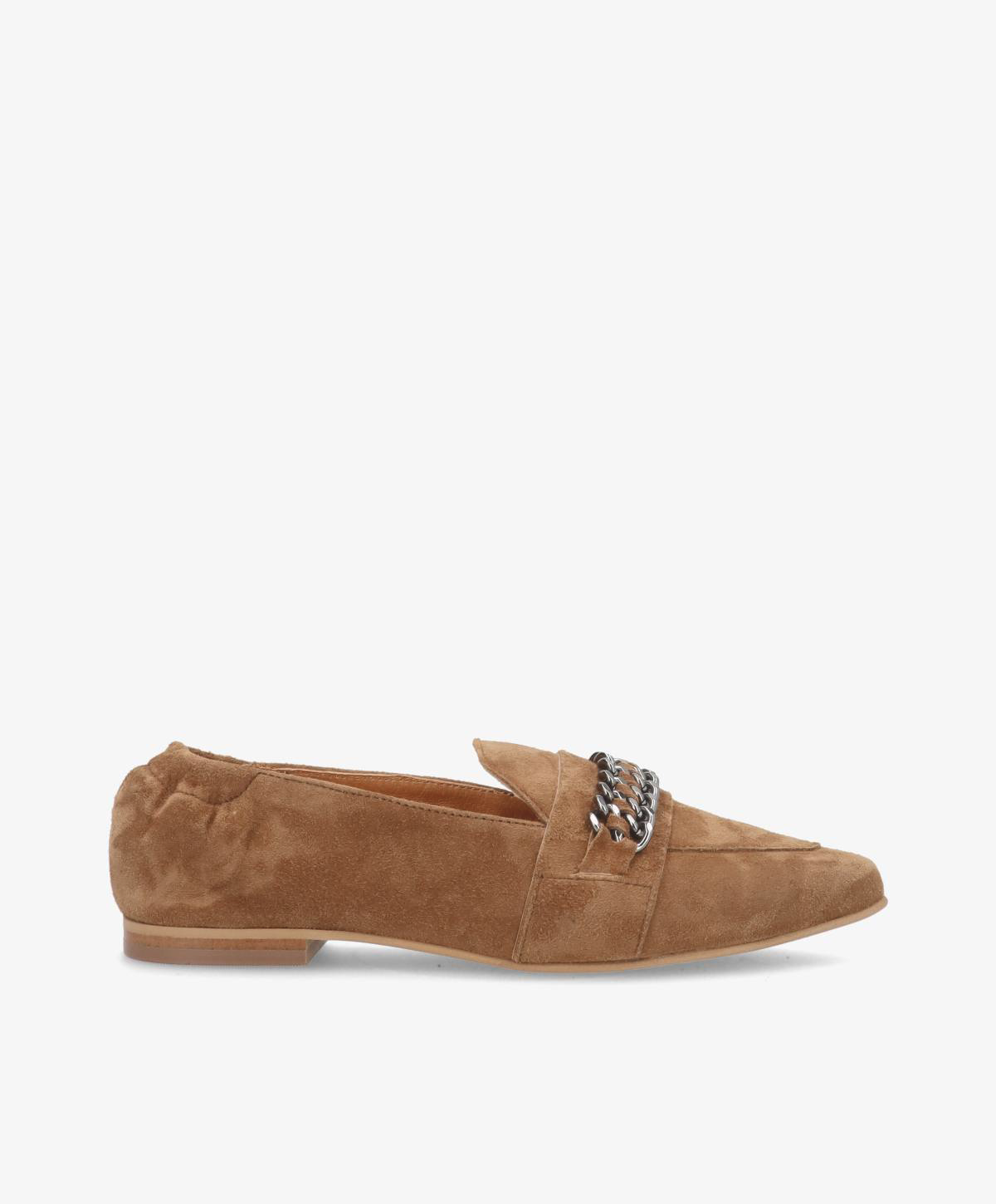 Beige ruskindsloafers fra Shoedesign Copenhagen med spænde og spids snude.