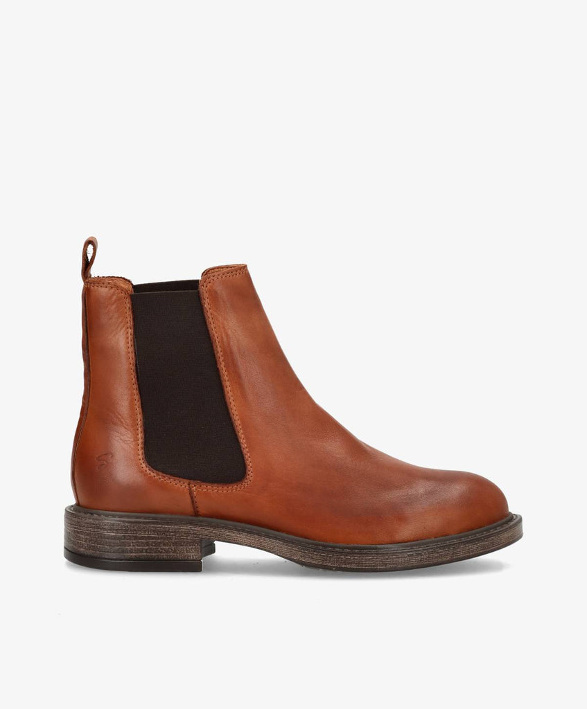 Korte ankelstøvler i brandy skind fra Shoedesign Copenhagen. Støvlerne har trælook på bunden og hælen.