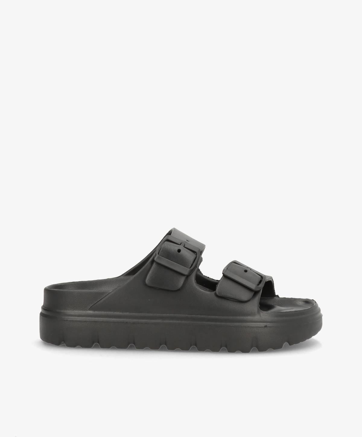 Sort sandal med to justerbare remme og en rillet sål, set fra siden mod en hvid baggrund.