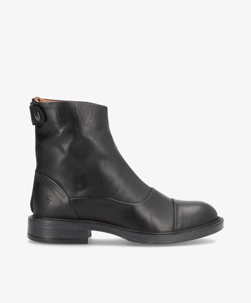 Ankelstøvle i sort skind fra Shoedesign Copenhagen med lynlåsluk bagtil.