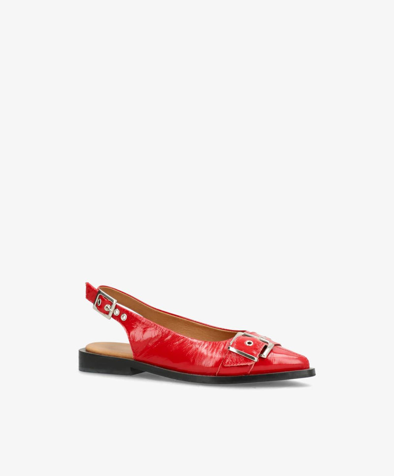 Rød laklæder slingback sko med spids tå og dekorative spænder.