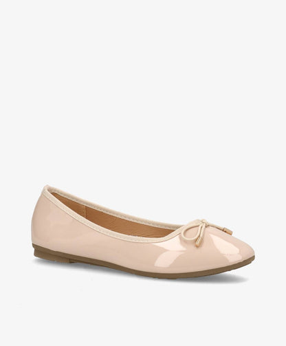 Beige ballerina-sko med lakfinish og en lille sløjfe foran.