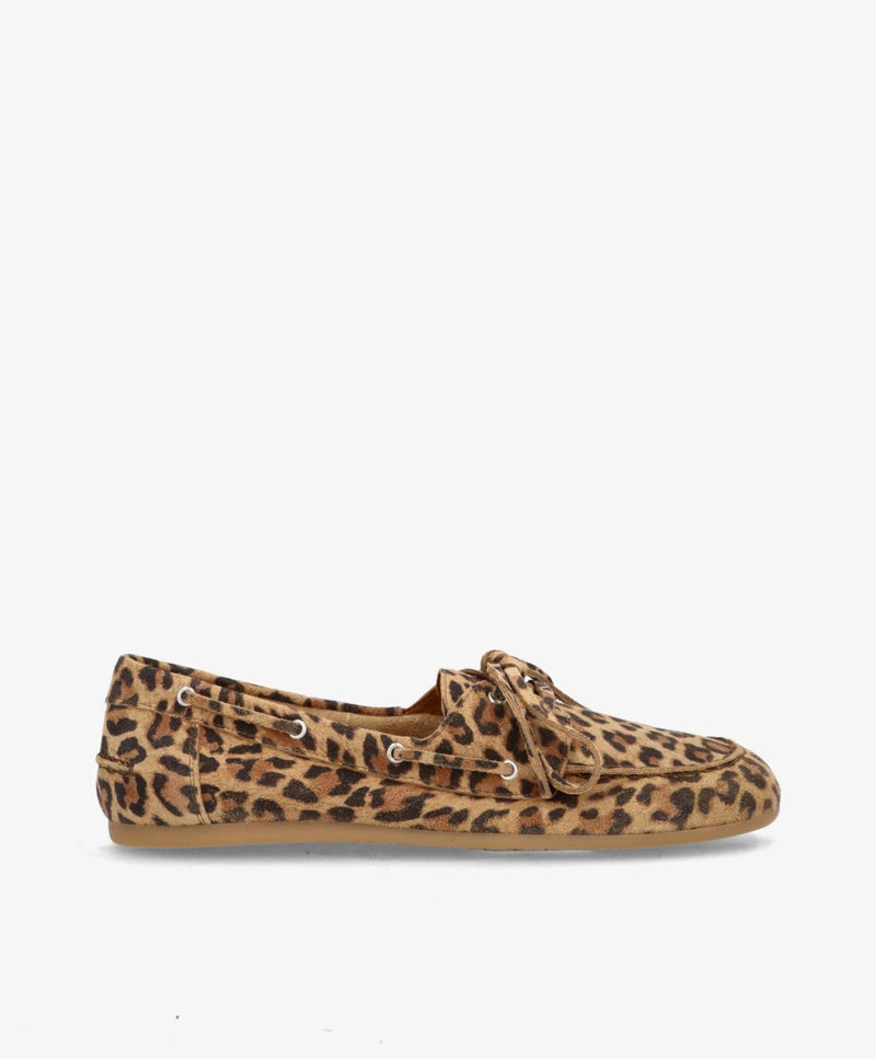 Leopardmønstrede loafers med snørebånd, set fra siden mod en hvid baggrund.