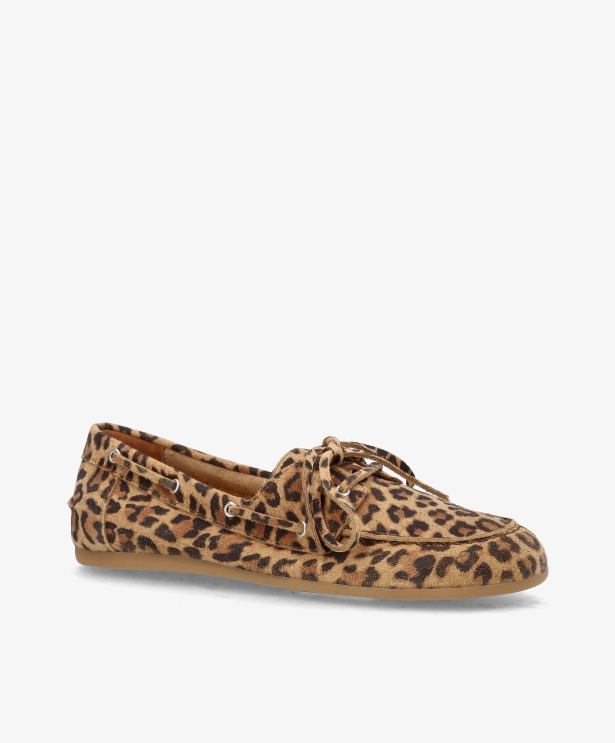 Leopardmønstrede loafers med snørebånd på en hvid baggrund.