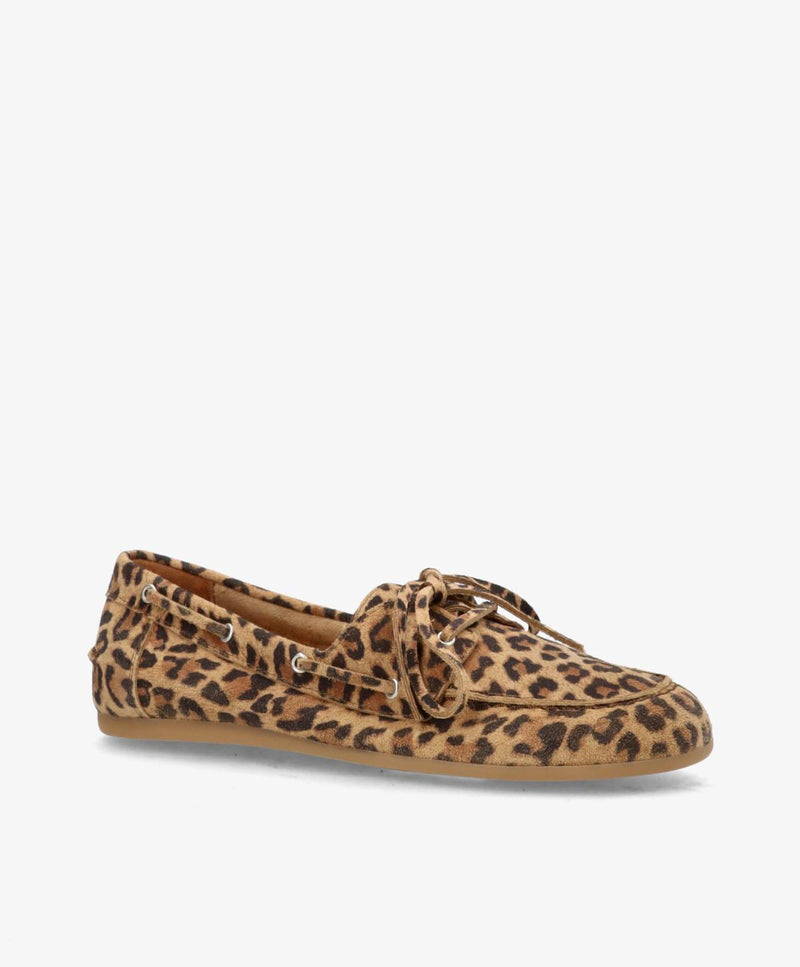 Leopardmønstrede loafers med snørebånd på en hvid baggrund.