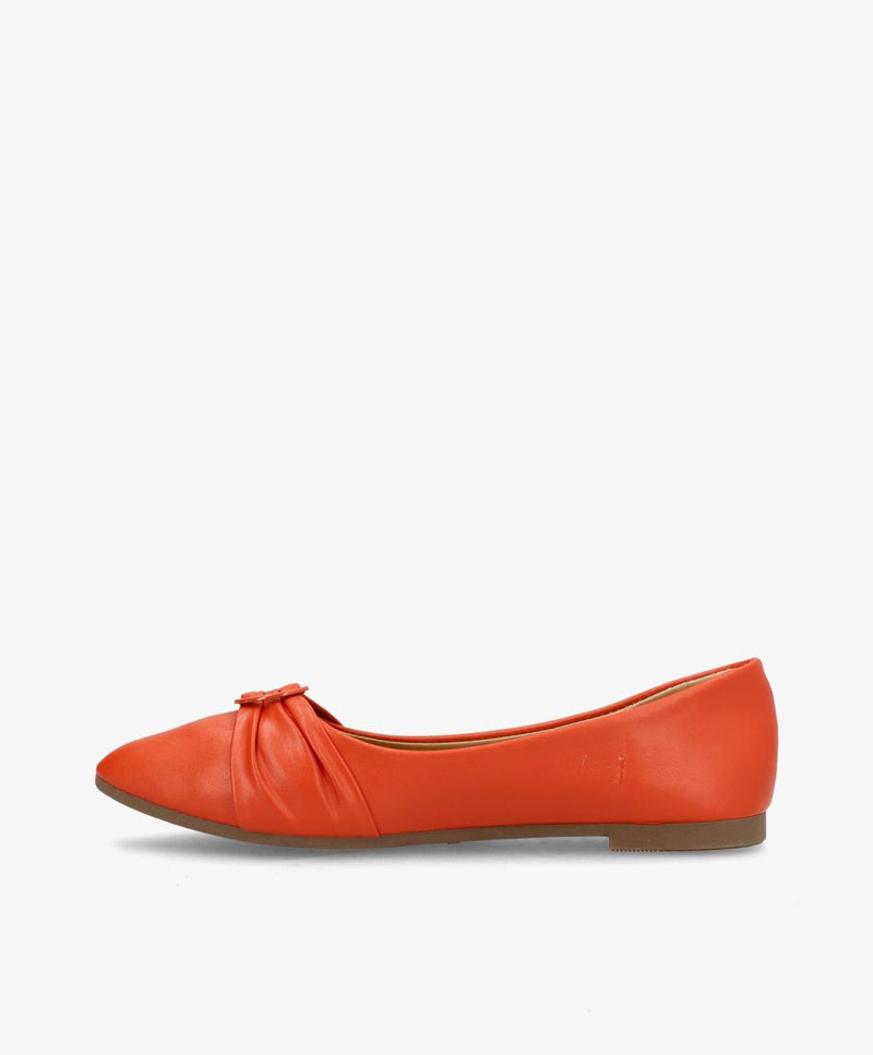 Orange ballerina-sko med knudedetalje på siden, flad sål og minimalistisk design.