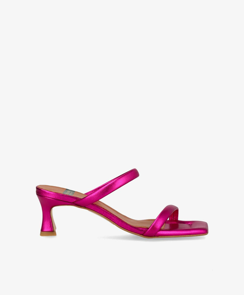 Pink metallisk sandal fra phenumb med kantet snude og smal, kantet hæl.