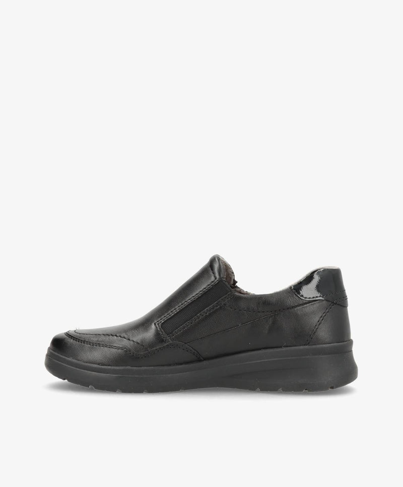 Sort lædersko med lav hæl og slip-on design, set fra siden.