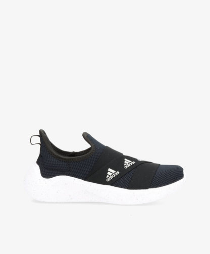 Sorte Adidas sneakers med mesh overdel og hvid bund.