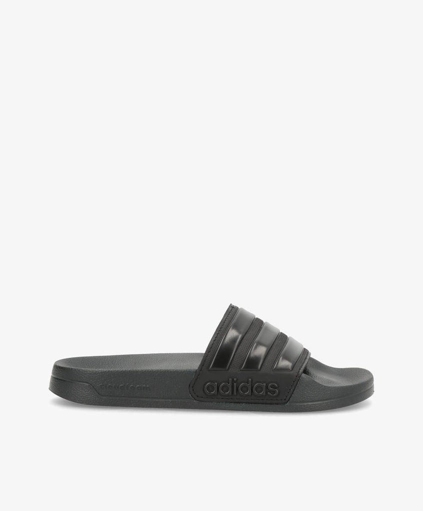 Adidas sandaler i sort med logo.
