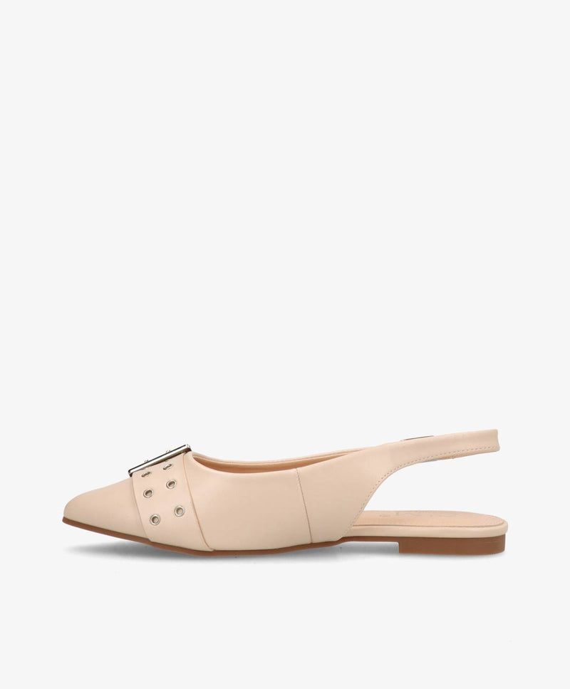 Beige slingback-sko med spids tå og dekorativt spænde på siden.