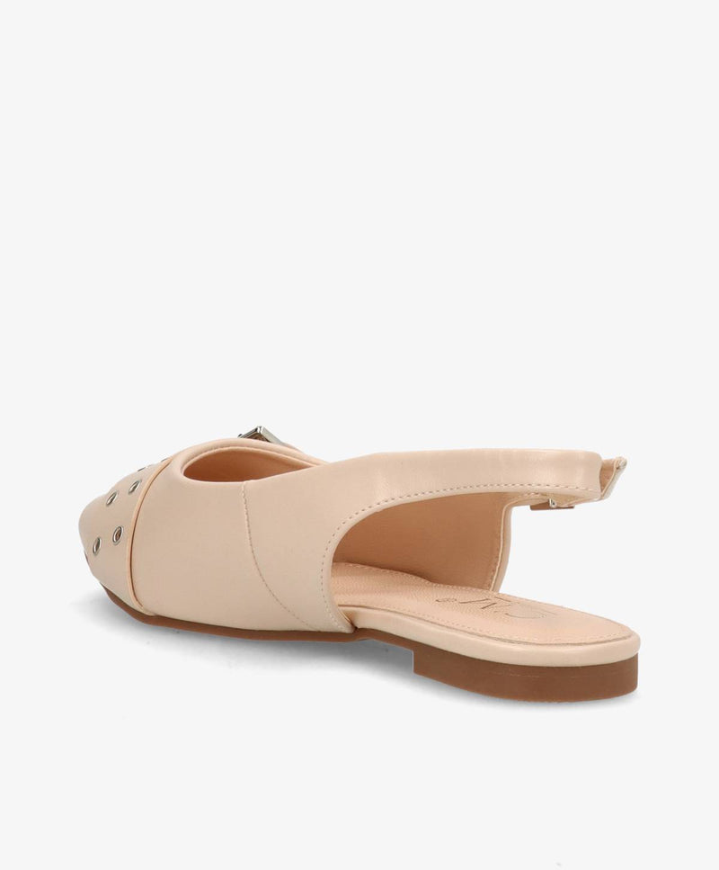 Beige sandal med åben hæl og nitter på tåen, set fra siden.