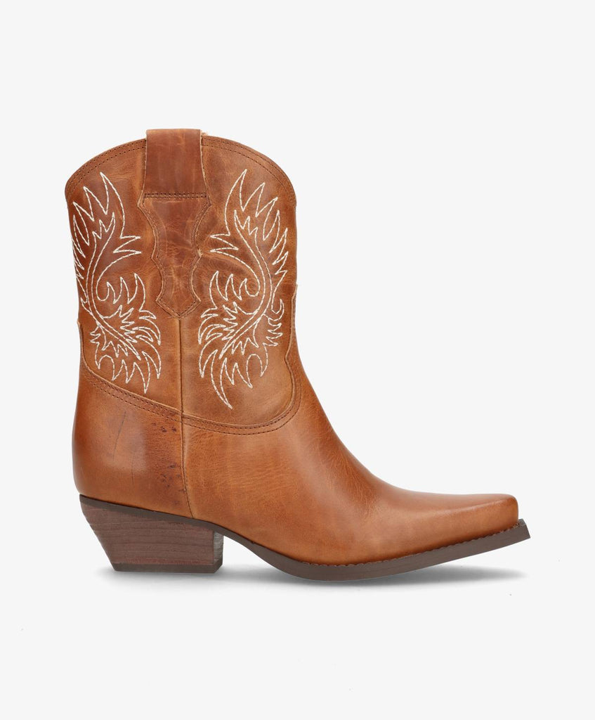 Korte cowboystøvler fra phenumb i cognacfarvet skind med lyse syninger.