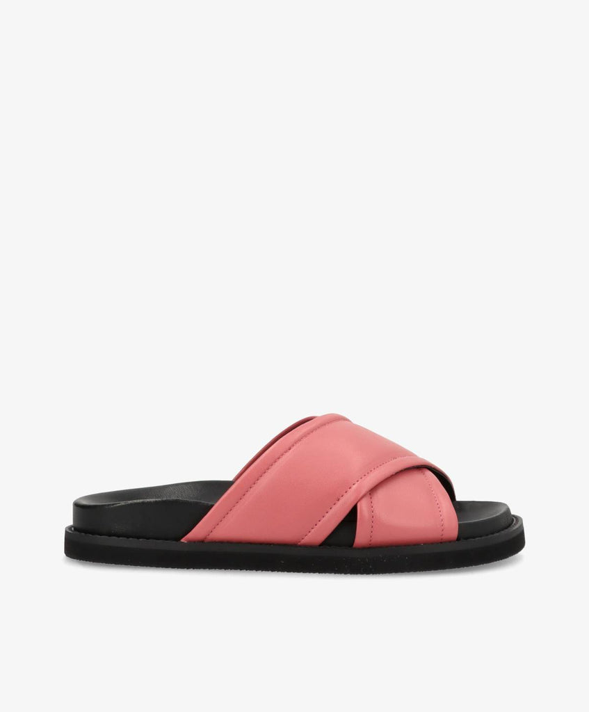 phenumb sandal med krydsremme i pink skind.