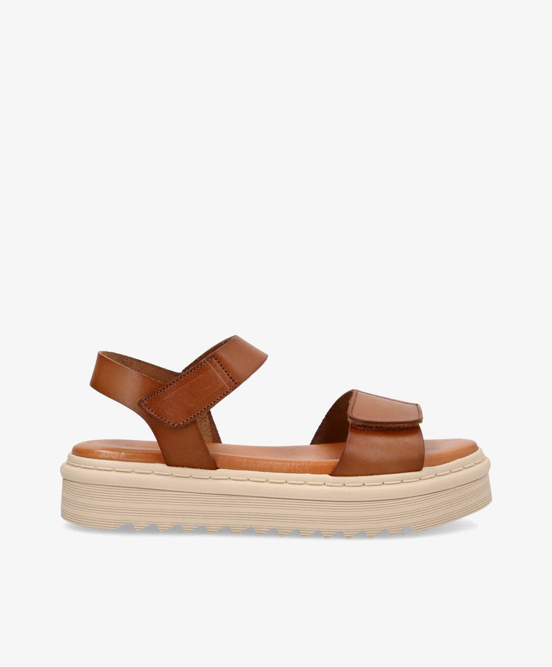 Skindsandal fra Shoedesign Copenhagen i cognac med velcroremme og cremefarvet bund.