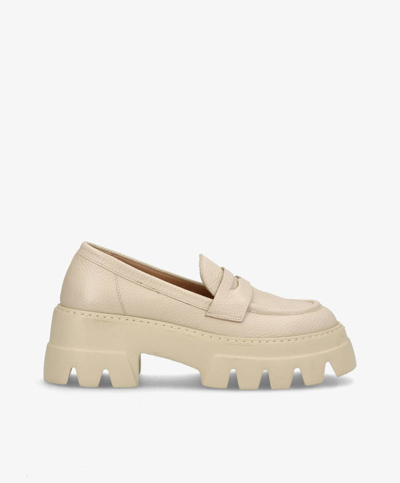 Beige loafersko med tyk, rillet sål og minimalistisk design.