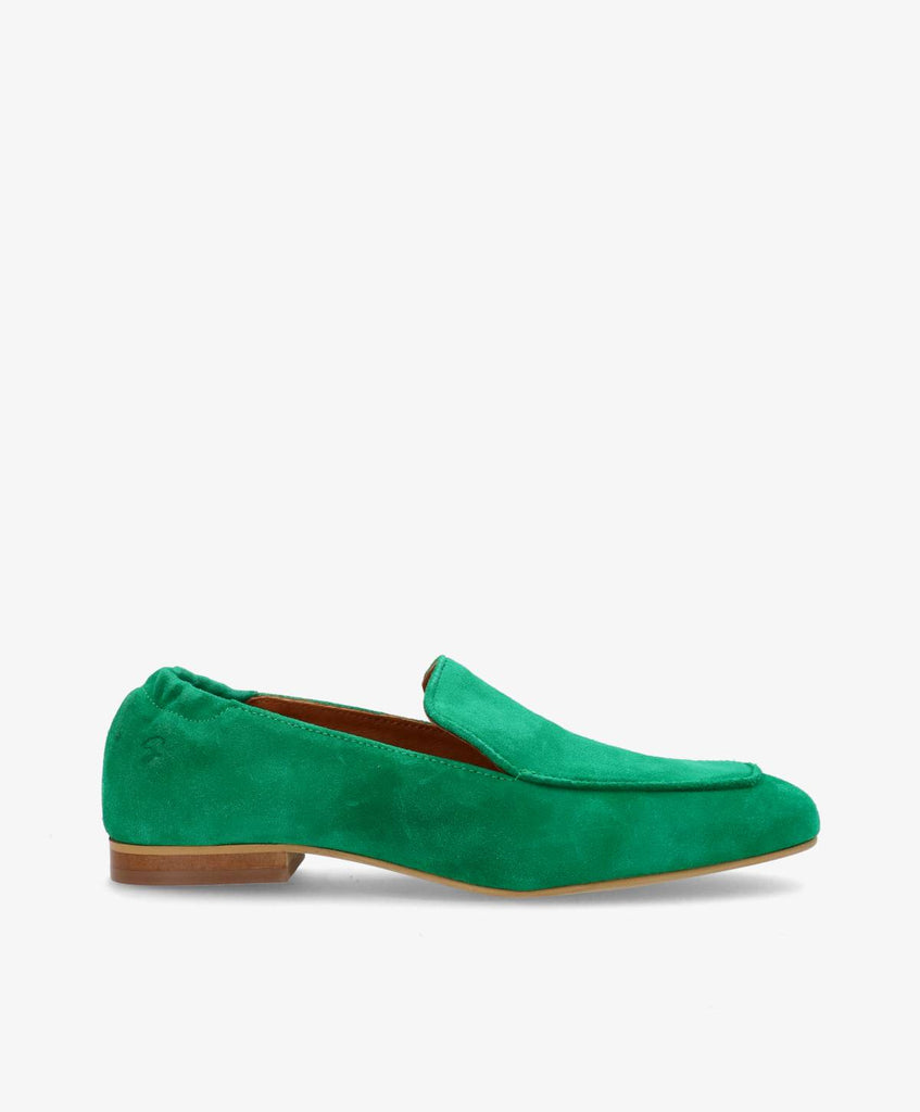 Grønne ruskindsloafers fra Shoedesign Copenhagen med spids snude og elastik ved anklen.