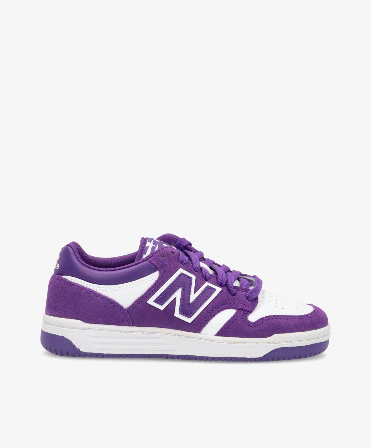 Hvide New Balance 480 sneakers med lilla detaljer.