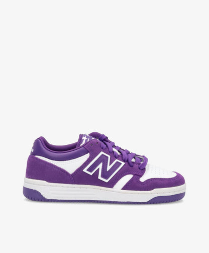 Hvide New Balance 480 sneakers med lilla detaljer.