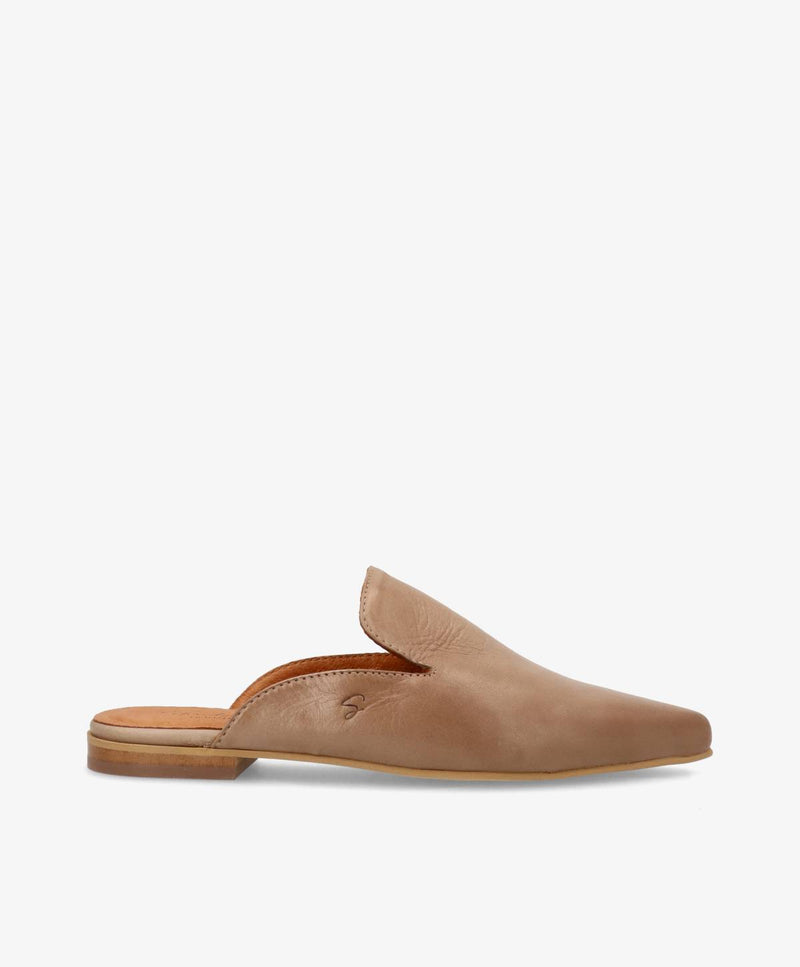 Åbne slip-ins fra Shoedesign Copenhagen i beige skind.