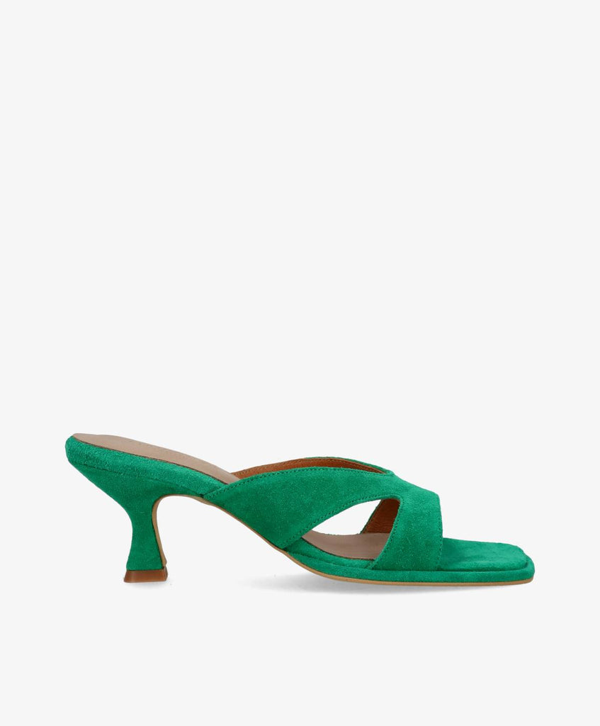 Grønne ruskindspumps fra Shoedesign Copenhagen med kort, kantet hæl og krydsremme over foden.