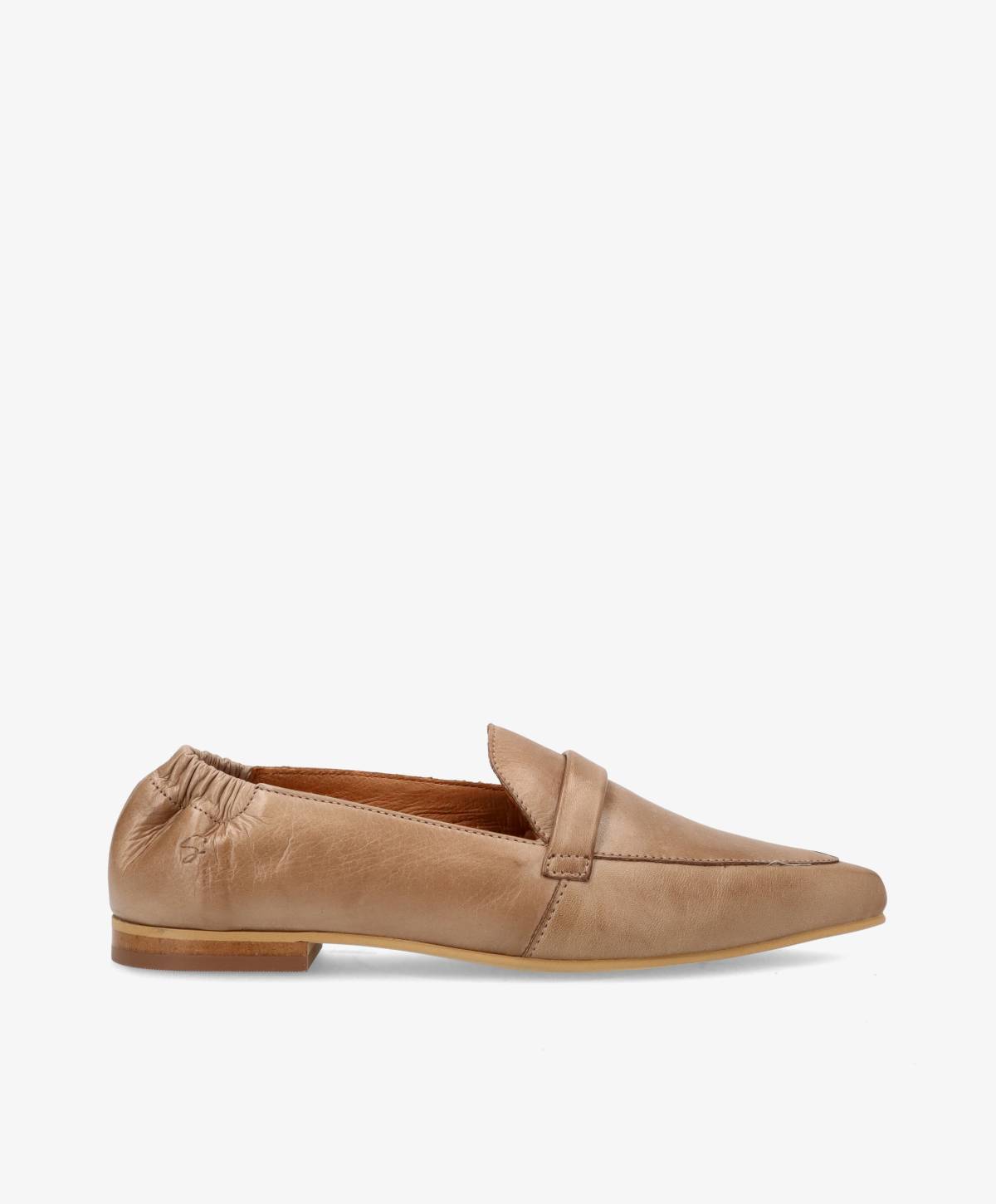 Beige skindloafers fra Shoedesign Copenhagen med spids snude.