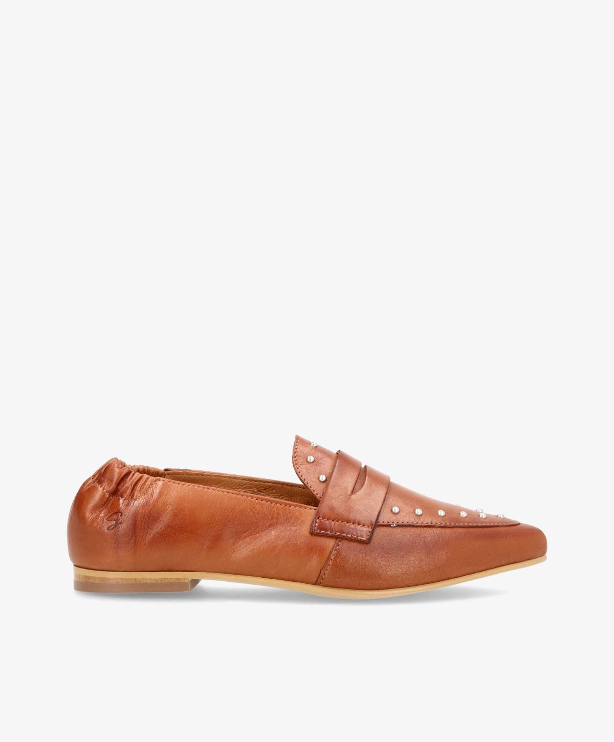 Cognac skindloafers fra Shoedesign Copenhagen med spids snude og nitter.