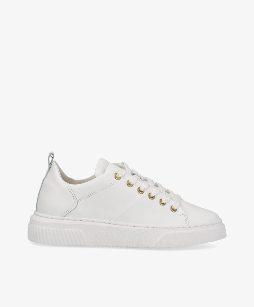 Hvide skindsneakers fra Shoedesign Copenhagen med snørebånd.